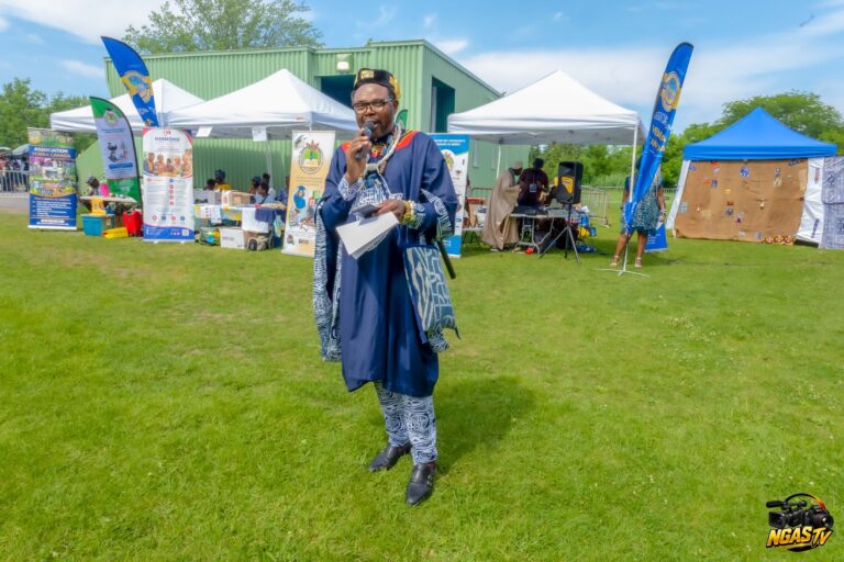 Festival Yemba Canada 2026 : animateur en tenue ndop, micro à la main, devant les stands