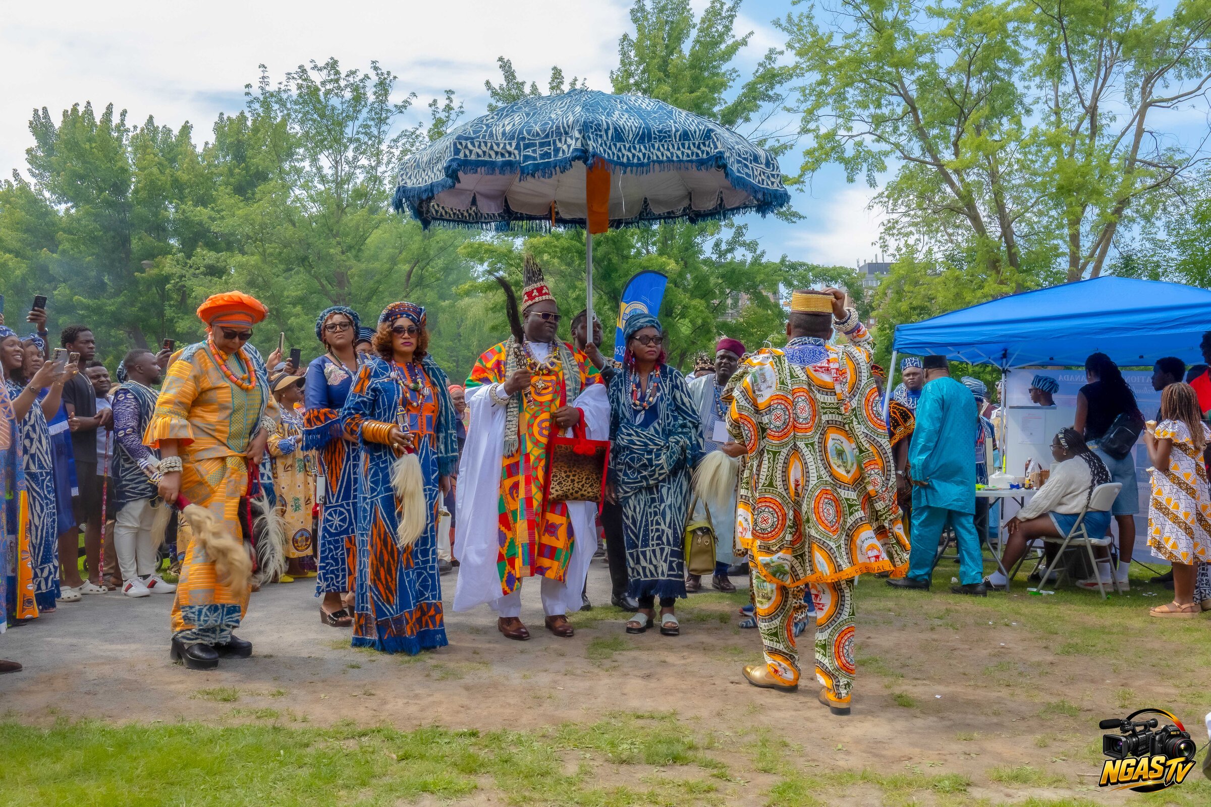Festival Yemba Canada 2026 : cortège en tenues traditionnelles sous une grande ombrelle en tissu ndop