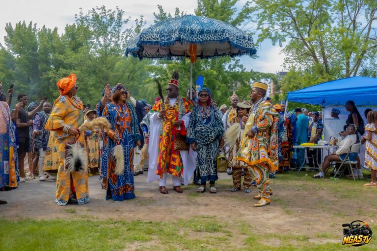 Festival Yemba Canada 2026 : cortège en tenues traditionnelles sous une grande ombrelle en tissu ndop